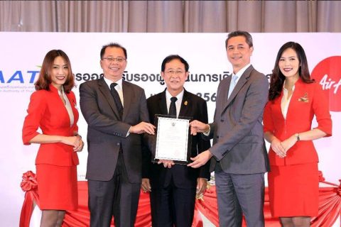 ข่าว กพท. CAAT NEWS ฉบับที่ 3/2560 กพท. เดินหน้าสร้างมาตรฐานทางการบิน มอบ AOC ให้สายการบินไทยแอร์เอเชีย