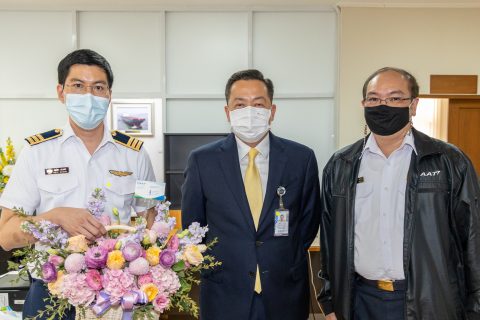 CAAT ร่วมมอบช่อดอกไม้แสดงความยินดี กับ นายวีรศักดิ์ หวังศุภกิจโกศล รัฐมนตรีช่วยว่าการกระทรวงคมนาคม ในโอกาสเข้ารับตำแหน่งใหม่