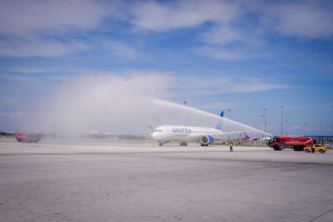 CAAT ร่วมต้อนรับเที่ยวบินปฐมฤกษ์ United Airlines เส้นทางลอสแอนเจลิส–กรุงเทพฯ สะท้อนความเชื่อมั่นต่อมาตรฐานการบินไทยหลังกลับคืนสู่ Category 1 ของ FAA