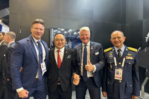 ผอ. CAAT เยี่ยมชมบูธ Saab ในงาน Singapore Airshow 2026 ผลักดันการบูรณาการการบินพลเรือน–ทหาร เสริมความมั่นคงและการบริหารห้วงอากาศระดับภูมิภาค