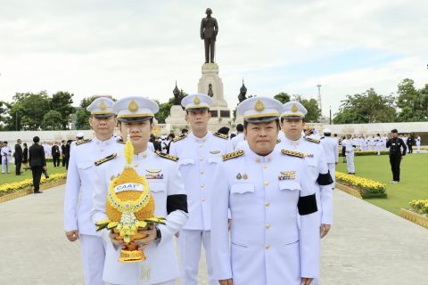 ตัวแทนสำนักงานการบินพลเรือนแห่งประเทศไทย เข้าร่วมพิธีวางพานพุ่ม ถวายราชสักการะพระบรมราชานุสาวรีย์ พระบาทสมเด็จพระบรมชนกาธิเบศร มหาภูมิพลอดุลยเดชมหาราชฯ